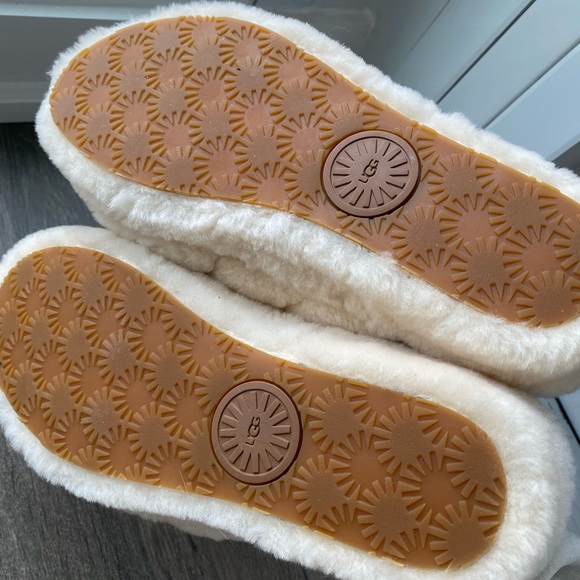 SOLD BRAND New UGG Slippers - Picture 5 of 5